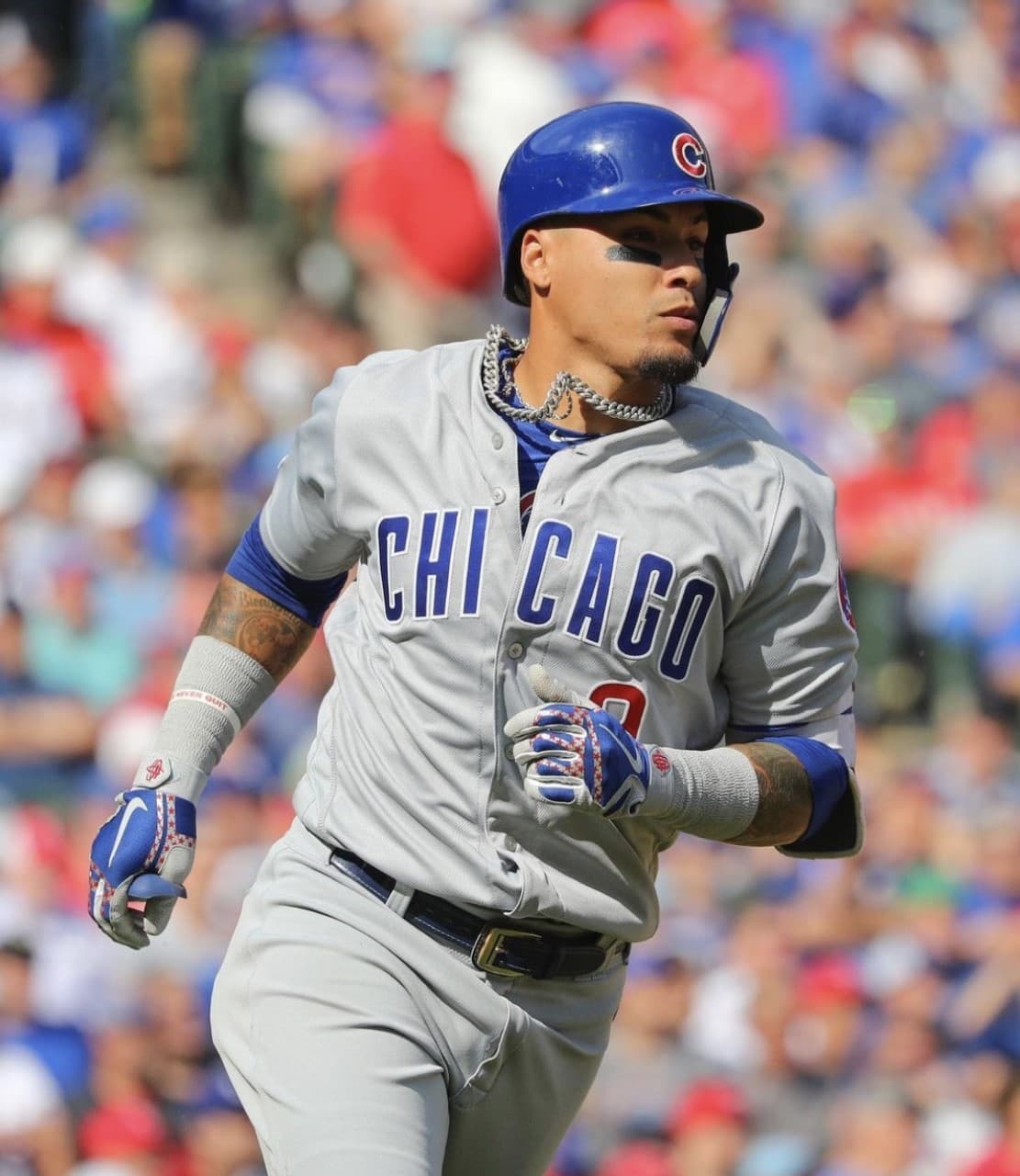 El beisbolista, Javier Báez sabe lucir su cadena de manera perfecta y la porta en todo sus juegos.