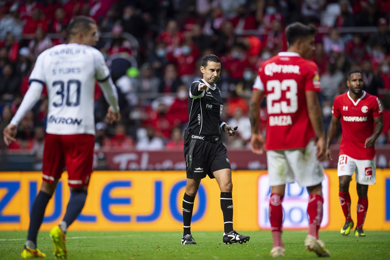 Toluca y las Chivas dividen puntos en un partido con emociones y polémica arbitral.