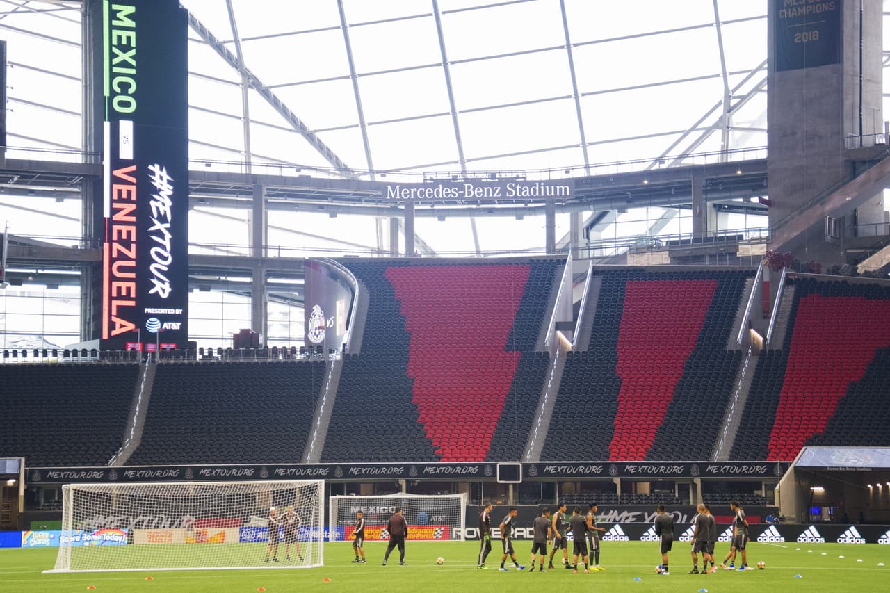 La Selección Mexicana de Fútbol se 'mojó los pies' en la fastuosa casa de los Atlanta Falcons y del Atlanta United, el Mercedes-Benz Stadium, donde jugará este miércoles ante su similar de Venezuela, un partido que sirve a ambos escuadrones de cara a sus compromisos del verano, como la Copa Oro y la Copa América, respectivamente. Así se entrenaron los jugadores del Tri bajo las órdenes de Gerardo 'Tata' Martino en Atlanta esta tarde de martes.