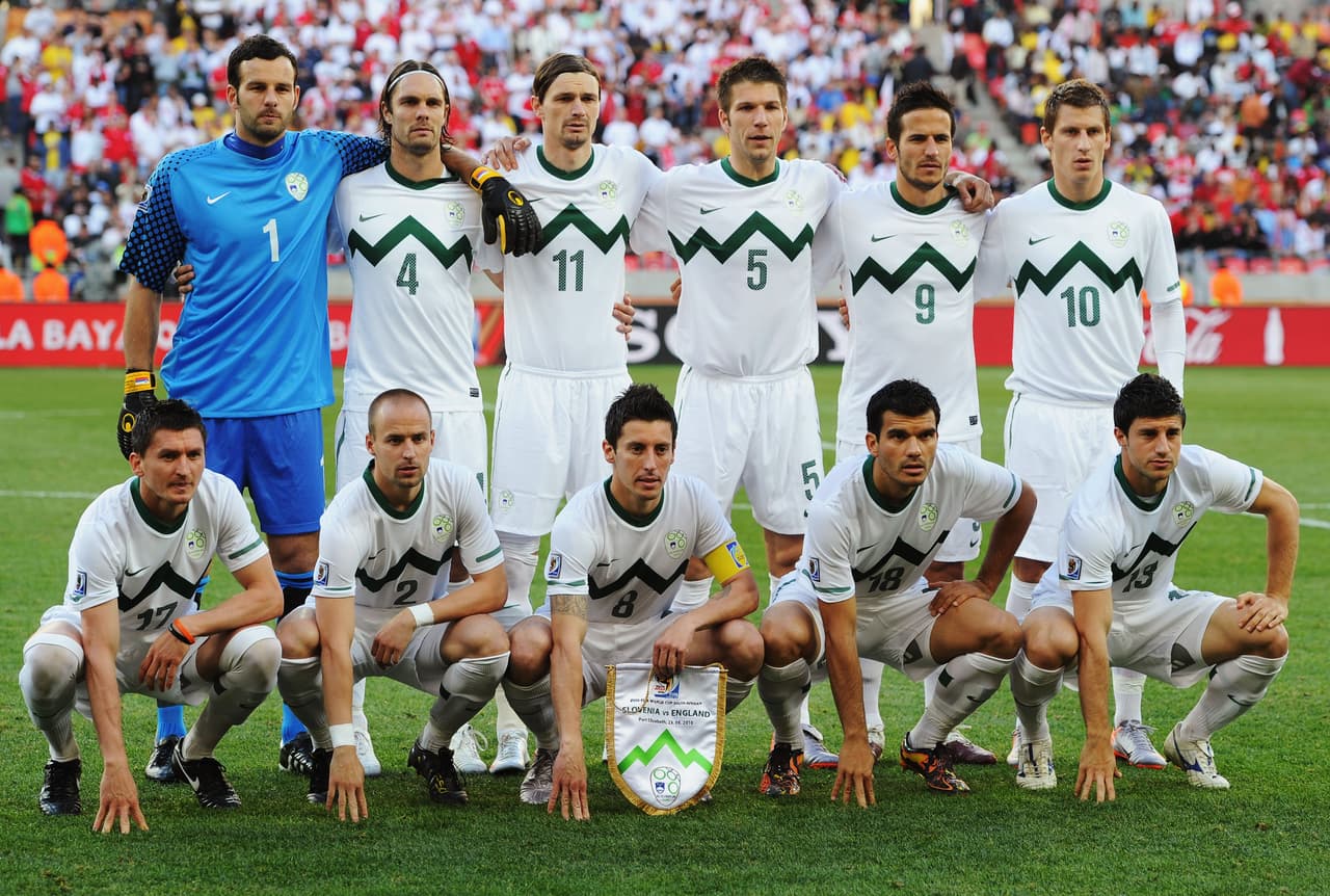 <b>14. Eslovenia (Sudáfrica 2010) - </b>Los picos en el pecho rememoraban la playera del popular Charlie Brown de las caricaturas. Un diseño soso de la marca que vistió a esta selección en este Mundial.