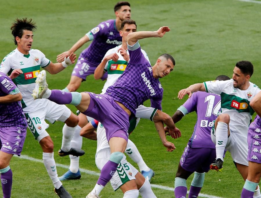 Real Betis empata con el Elche 1-1. Los verdiblancos abrieron el marcador con penal cobrado de Borja Iglesias, pero Pere Milla, al minuto 36, se encargó de igualar el marcador durante la Jornada 29 de LaLiga. Los mexicanos Diego Lainez y Andrés Guardado no tuvieron participación en el encuentro.