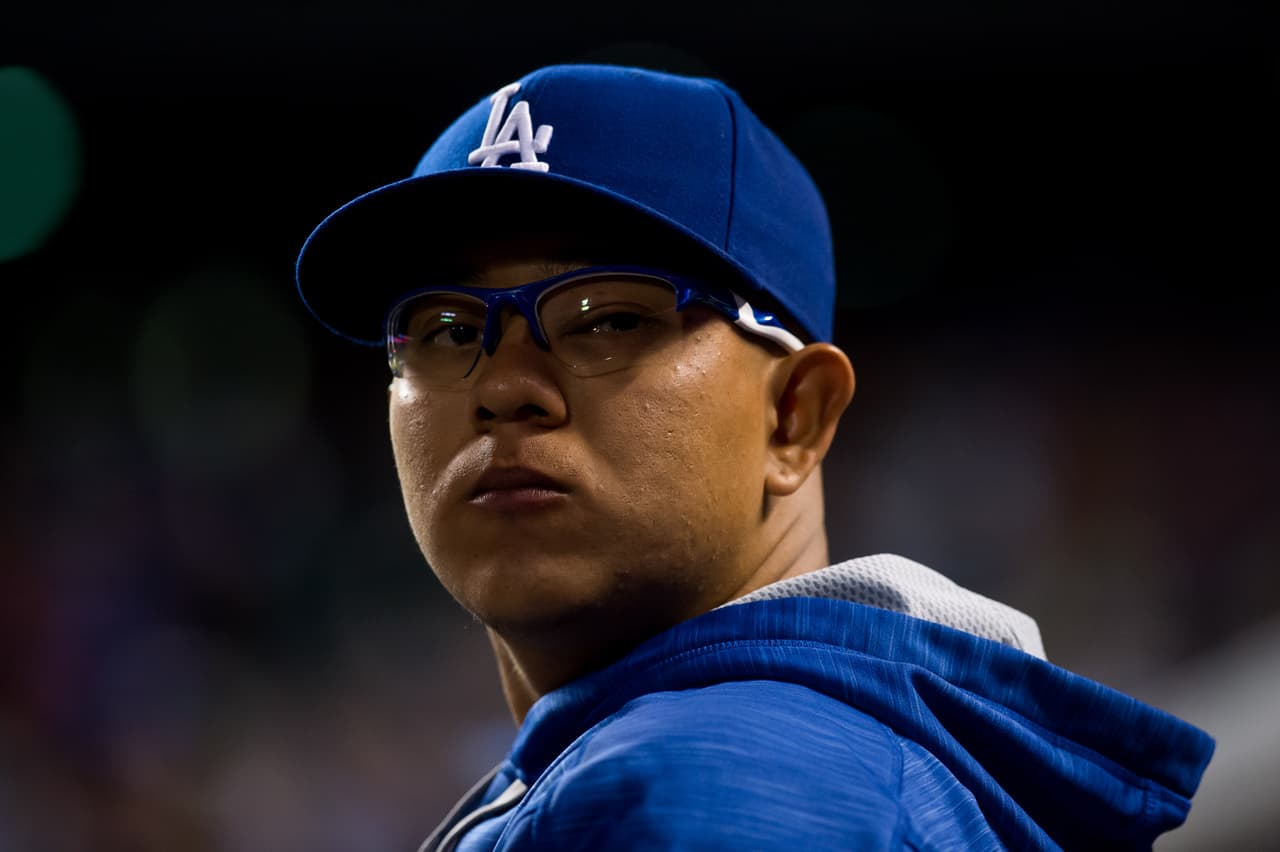 El mexicano, que usa lentes, vivió tres cirugías en su ojo izquierdo para removerle un tumor benigno. Por ello, su ojo se ve algo cerrado, aunque él afirma que ve correctamente.