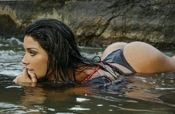 Le espectacular y exuberante modelo brasileña cumplió su promesa de desnudarse si el Palmeiras ganaba la Copa de Brasil, luego de que su equipo favorito derrotara a Santos en la final.