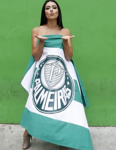 Le espectacular y exuberante modelo brasileña cumplió su promesa de desnudarse si el Palmeiras ganaba la Copa de Brasil, luego de que su equipo favorito derrotara a Santos en la final.