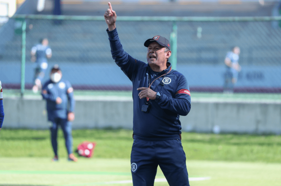 Juan Reynoso no se desprenderá de nadie hasta tener refuerzos