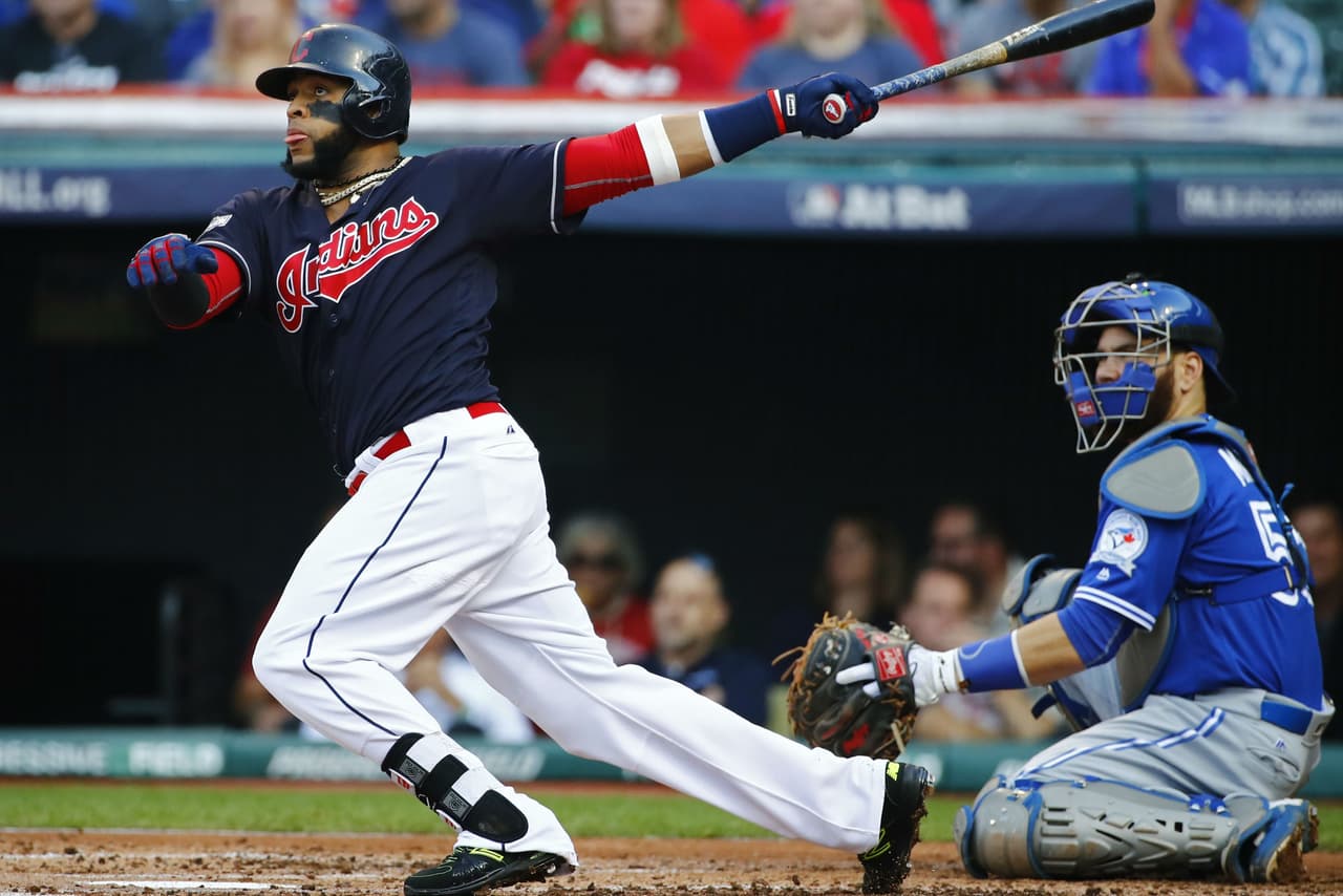 Carlos Santana pegó un cuadrangular en la segunda, que abrió el marcador.