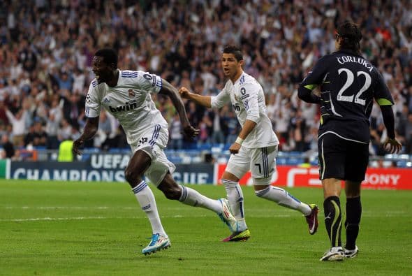 Ya en la segunda parte, Adebayor volvió a hacer de las suyas.