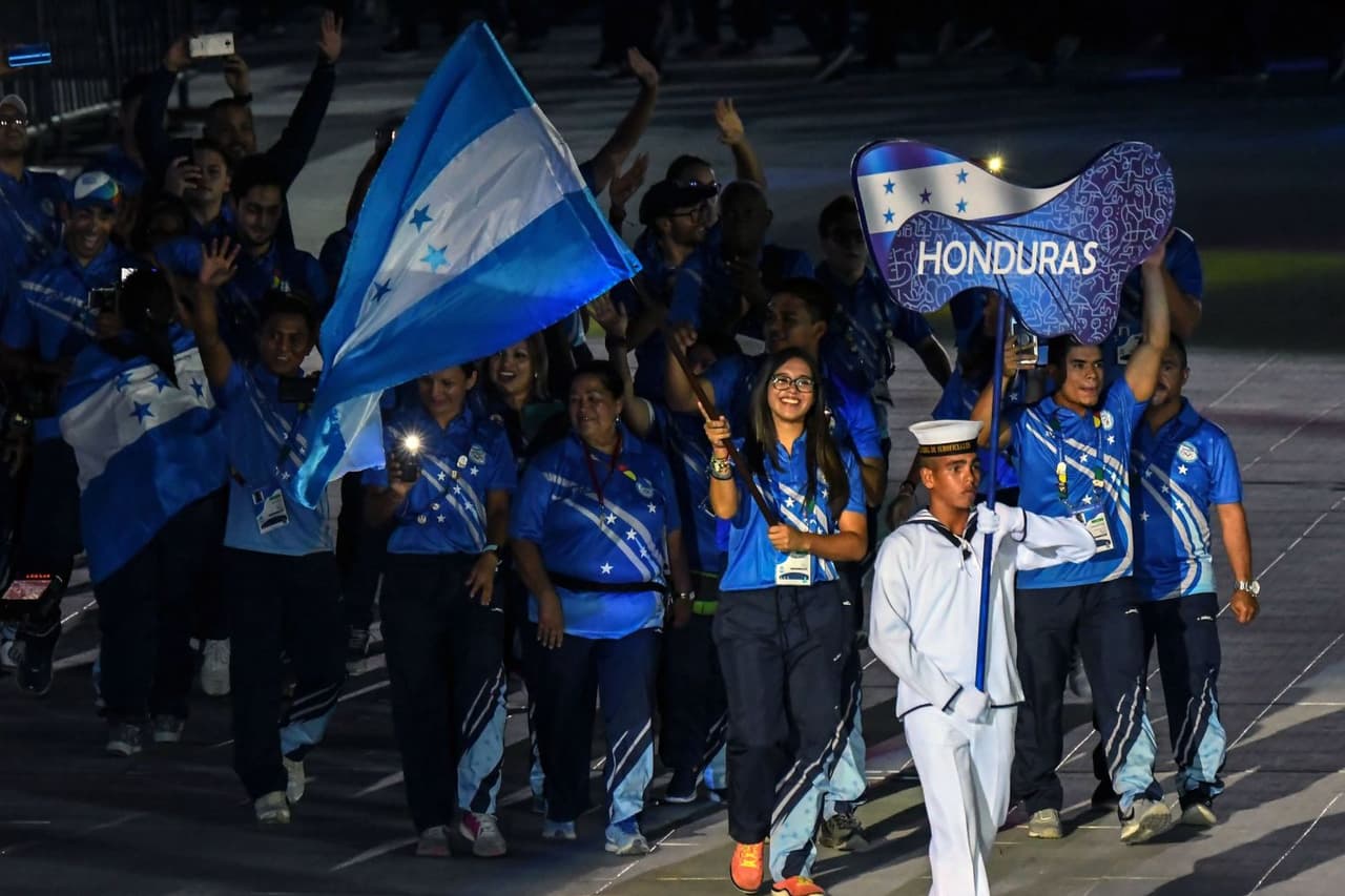 Honduras desfiló, abanderada por la taekwondoín Yosselyn Molina.