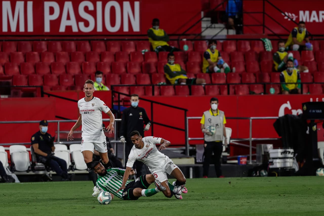 Con goles de Lucas Ocampo y Fernando, el Sevilla tiene el regrso soñado al derrotar 2-0 al Real Betis en el Derbi de Sevilla.