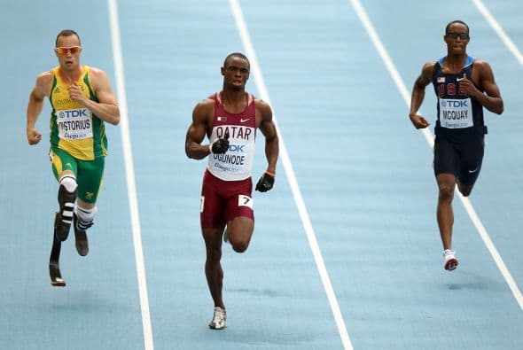 Su siguiente desafío fueron los campeonatos mundiales en Daegu, Corea del Sur, donde clasificó a semifinales en su prueba predilecta, los 400m. Además corrió en el relevo de dicha distancia, si bien fue marginado de la final por su "lento" tiempo en la primera fase.