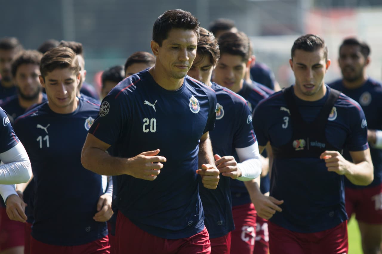 El entrenamiento de Chivas de Guadalajara estuvo marcado por el anuncio de que Oribe Peralta, goleador del gran rival América, será parte de la plantilla para el Apertura 2019.