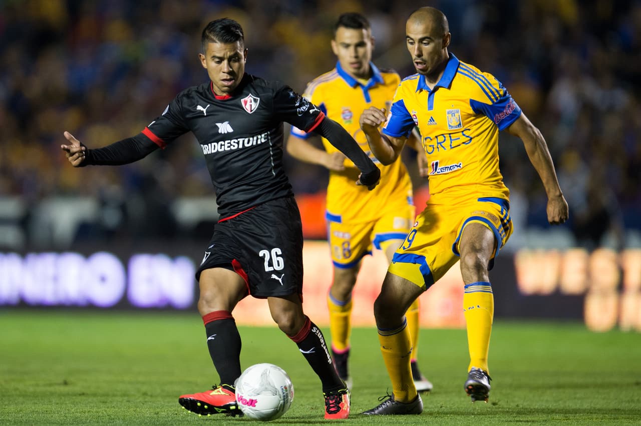 Juan Carlos Medina, Atlas.- A pesar de no poder llevarse la victoria, el "Negrito" puso un pase para gol y marcó un tanto de tiro libre para lograr el empate a 2 en la cancha de Tigres, sumando 11 puntos para la J12, mientras que su valor en el UD Fantasy es de $5.2 millones.