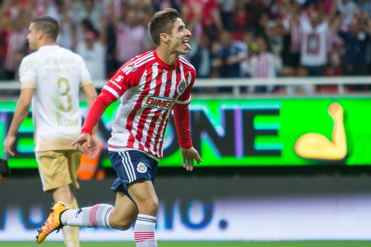 Isaác Brizuela, Chivas.- El jugador del Rebaño Sagrado fue pieza fundamental en el partido contra Pumas, ya que logró anotar el segudno y tercer gol de su equipo en la goleada 4-0 ante el conjunto universitario, logrando sumar 15 puntos, mientras que su valor en el UD Fantasy es de $6.4 millones.