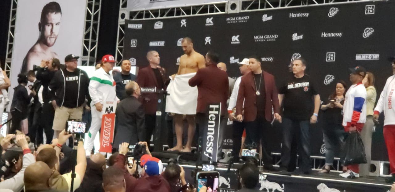 Saúl Álvarez presumió de un físico más trabajado que el ruso Kovalev en la ceremonia de pesaje.