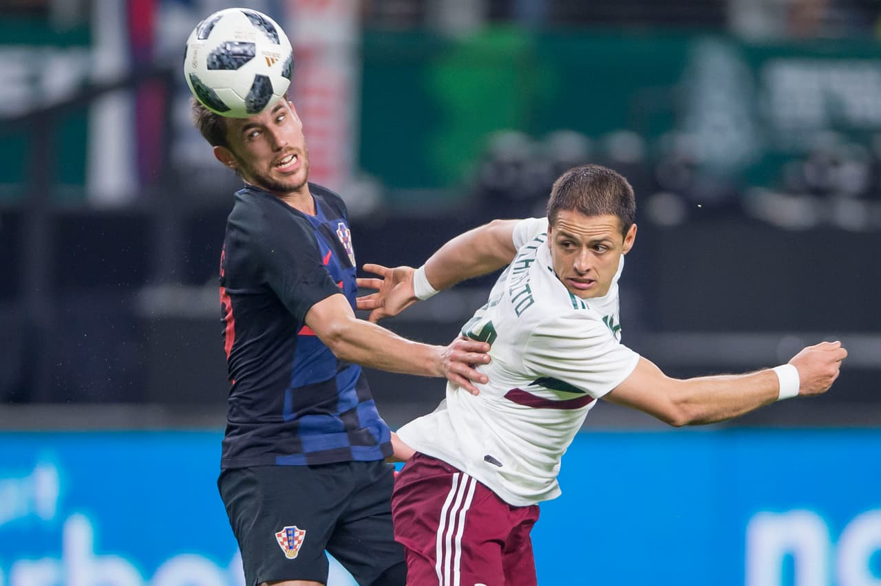 Aunque sus compañeros lo buscaban por todos los medios, a ras de piso, en el juego aéreo, el delantero no conseguía espacios.