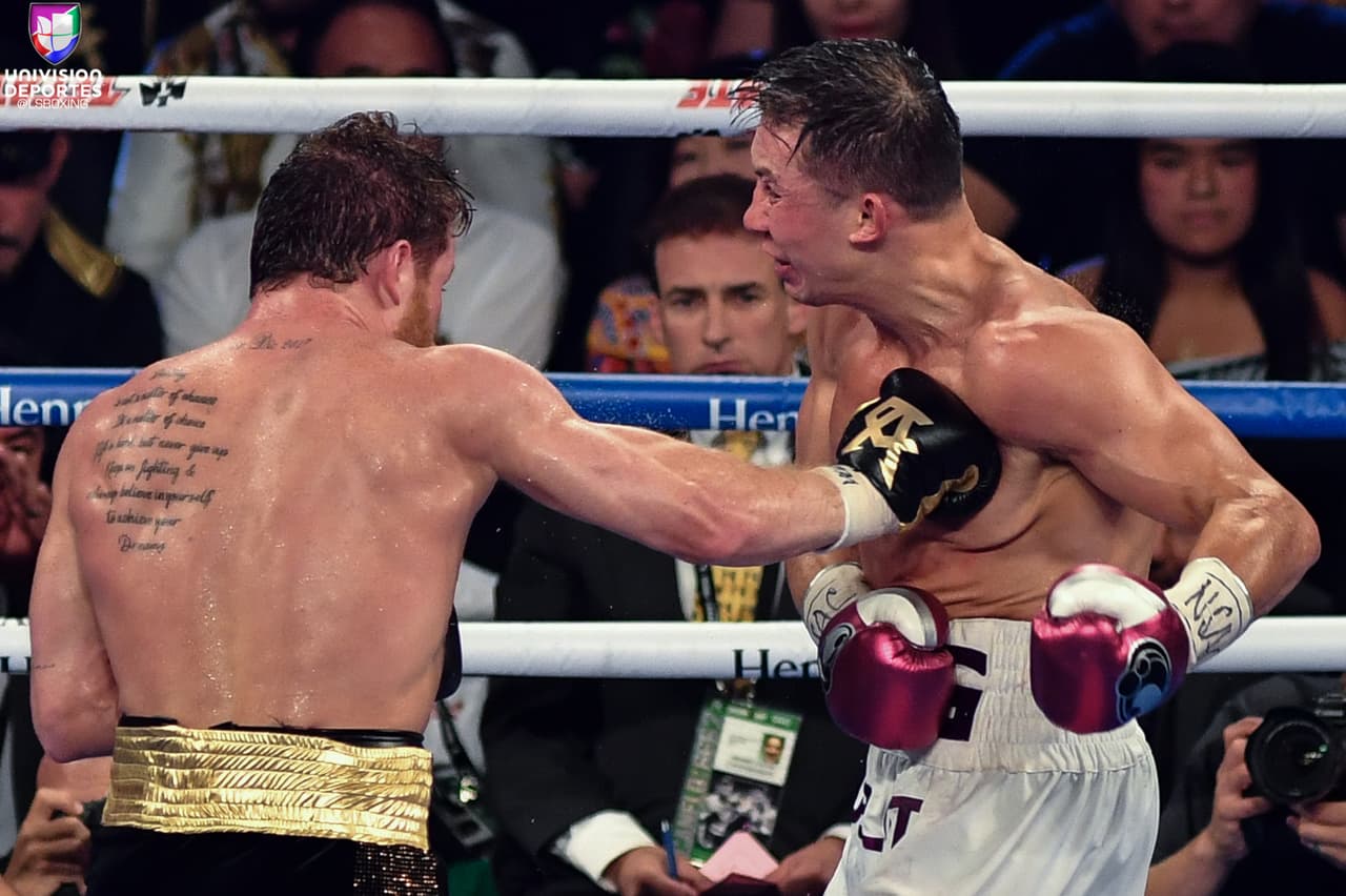 Canelo prometió lanzar más golpes al cuerpo y esa promesa la siguió al pie de la letra, aquí en el tercer asalto aplicándole un fuerte impacto al pecho del kasajo de 36 años de edad.