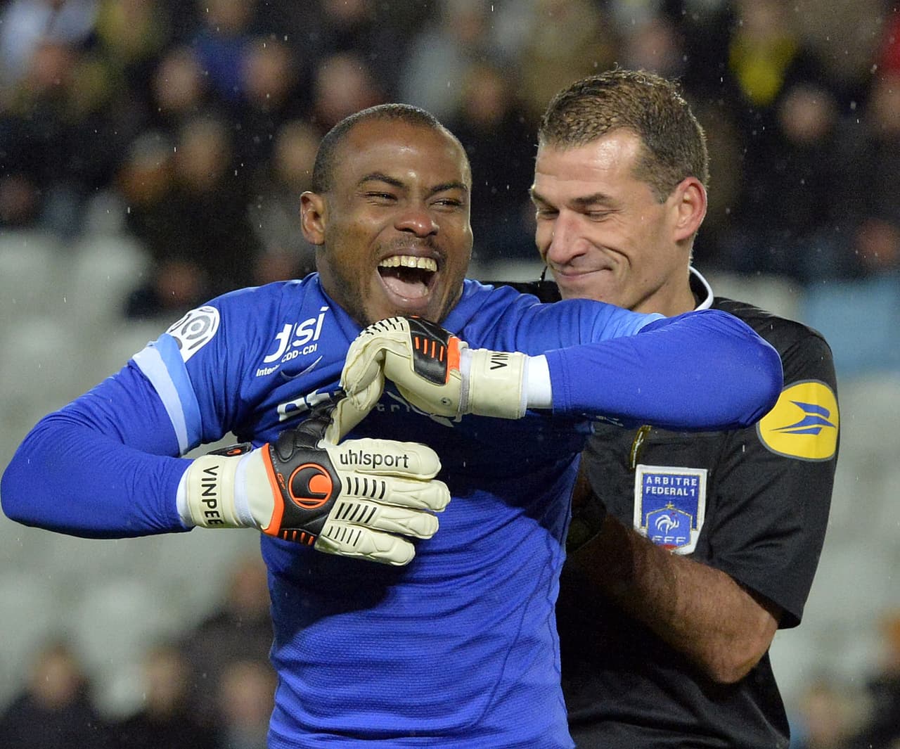Enyeama ha celebrado en 25 ocasiones en sus 34 años de carrera, siendo uno de los guardametas que también ha atemorizado a sus colegas.