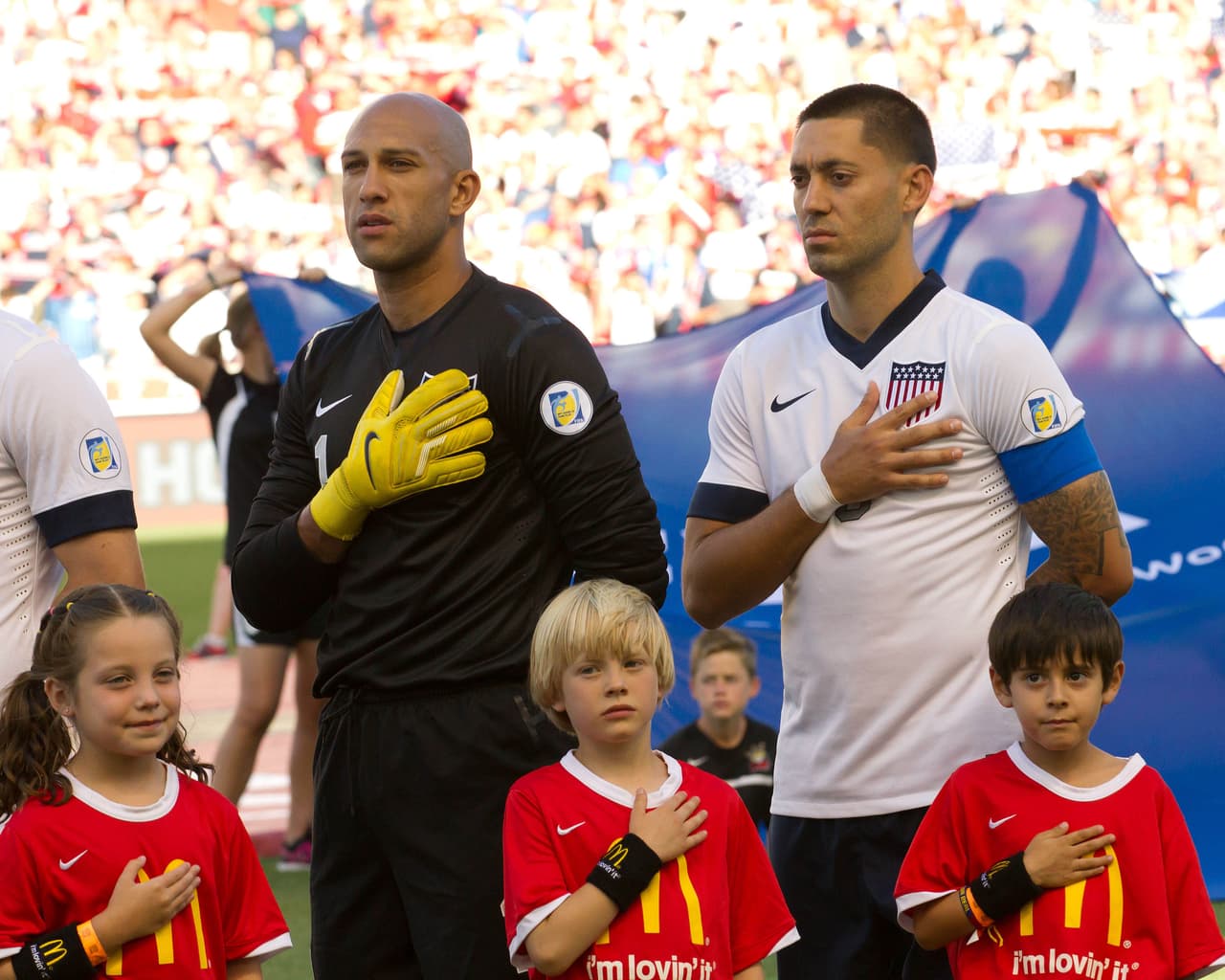 Bruce Arena se mantiene cauto sobre la posibilidad de citar a Clint Dempsey y Tim Howard