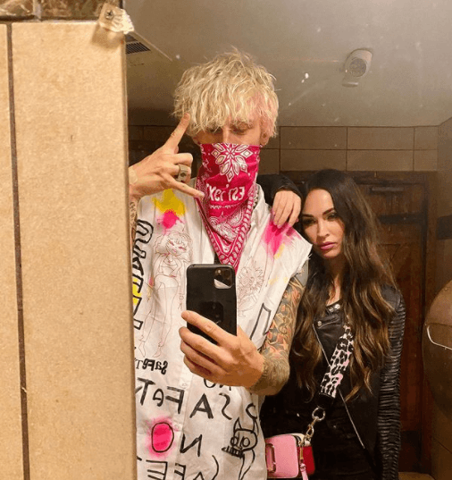 Todo inició cuando el cantante compartió una selfie junto con la actriz en redes sociales, expresando: ‘esperaba la eternidad para encontrarte de nuevo’.