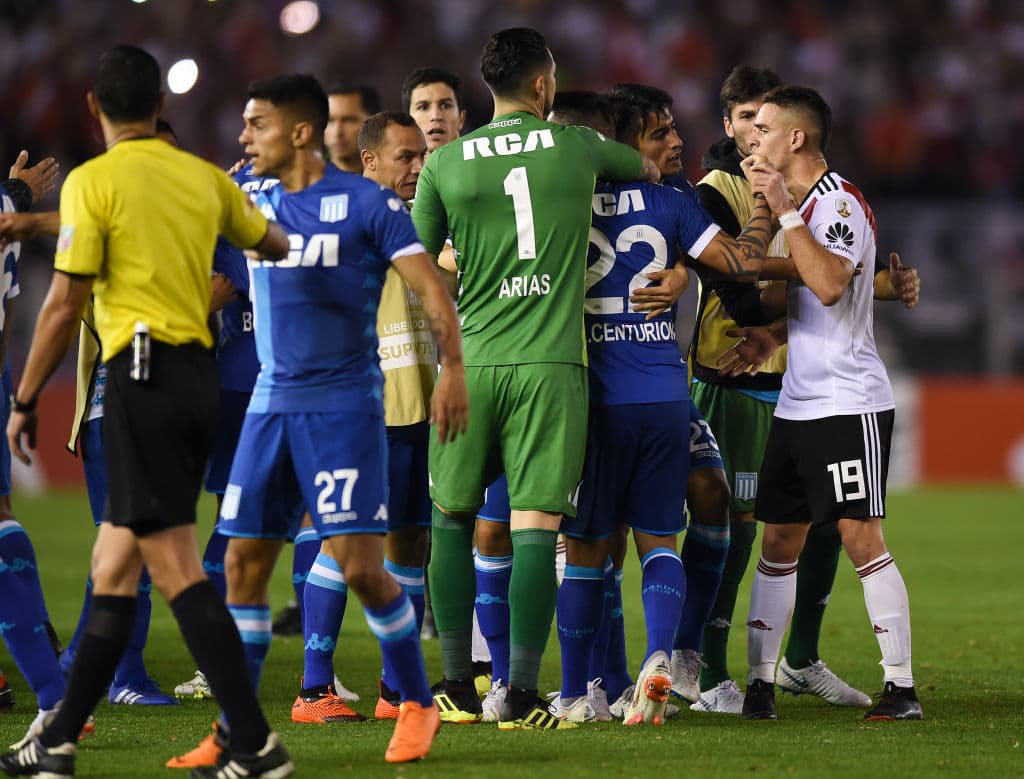 Enzo Pérez salió de cambio por los locales. Pero cuando iba camino hacia la banca, le dijo algo a Ricardo Centurión, de Racing, fue una burla, una hunillación por el 3-0 y todo se descompuso.