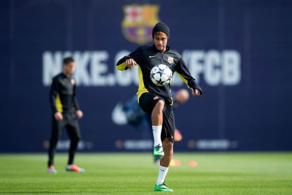 Antes de enfrentarse en el partido de vuelta vs. el Manchester City en la Champions League, Neymar, del Barcelona, se relaja durante los entrenamientos al “dominar” el balón.