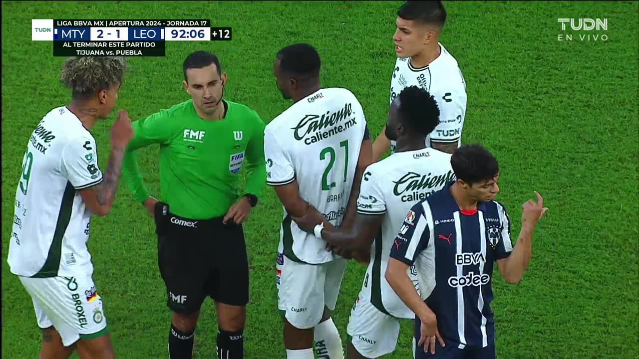 ¡Expulsión! El árbitro saca la roja directa a Steven Mendoza.