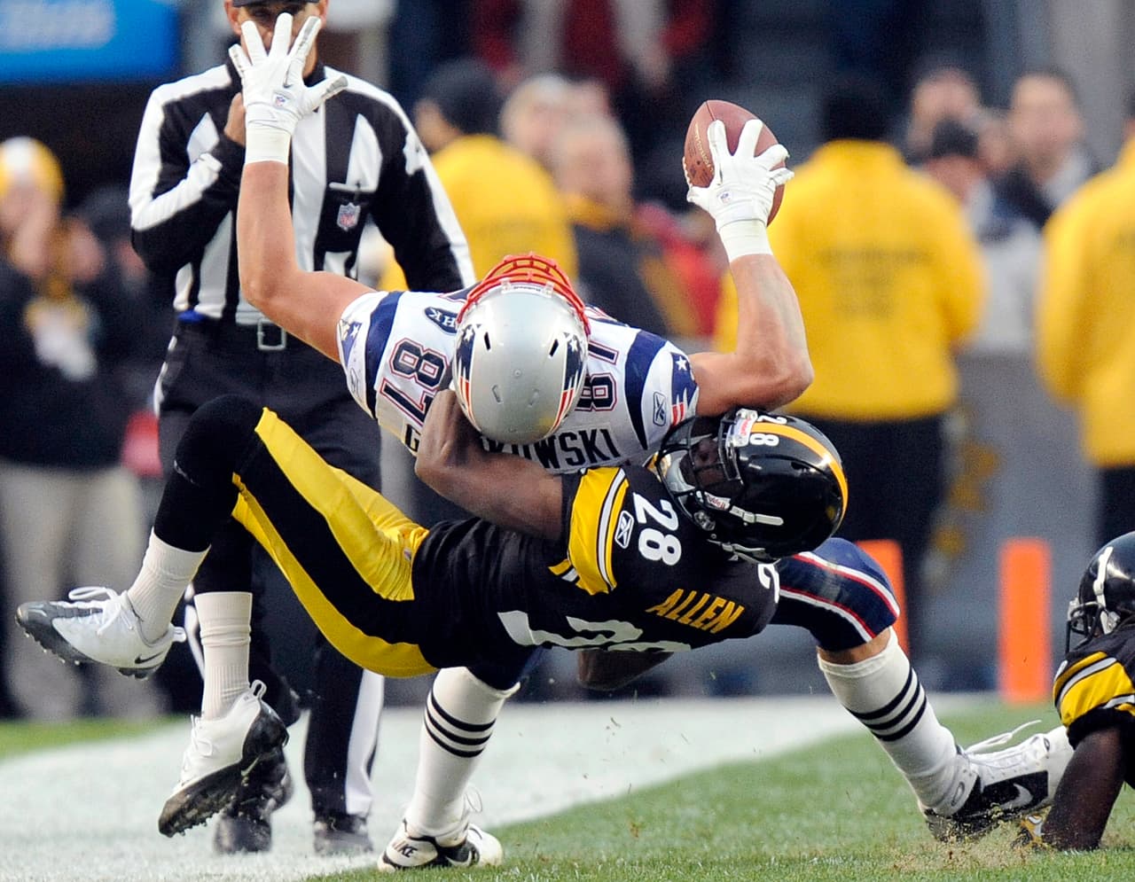 <b>Año 2013 </b>
<ol>
 <li class="MsoNormal" style="color:black;mso-list:l0 level1 lfo1;tab-stops:list 36.0pt;
     vertical-align:baseline;box-sizing: inherit;outline: 0px;background-position:
     initial initial;background-repeat:initial initial">Se vuelve a fracturar el antebrazo (13/01, requiere 3 cirugías más)</li>
 <li class="MsoNormal" style="color:black;mso-list:l0 level1 lfo1;tab-stops:list 36.0pt;
     vertical-align:baseline;box-sizing: inherit;outline: 0px;background-position:
     initial initial;background-repeat:initial initial">Fractura de vértebra de la espalda (17/05, pierde los primeros 7 partidos de la temporada)</li>
 <li class="MsoNormal" style="color:black;mso-list:l0 level1 lfo1;tab-stops:list 36.0pt;
     vertical-align:baseline;box-sizing: inherit;outline: 0px;background-position:
     initial initial;background-repeat:initial initial">Conmoción cerebral, desgarro del ligamento cruzado y el ligamento medial (08/12, pierde el resto de la temporada)</li>
</ol>