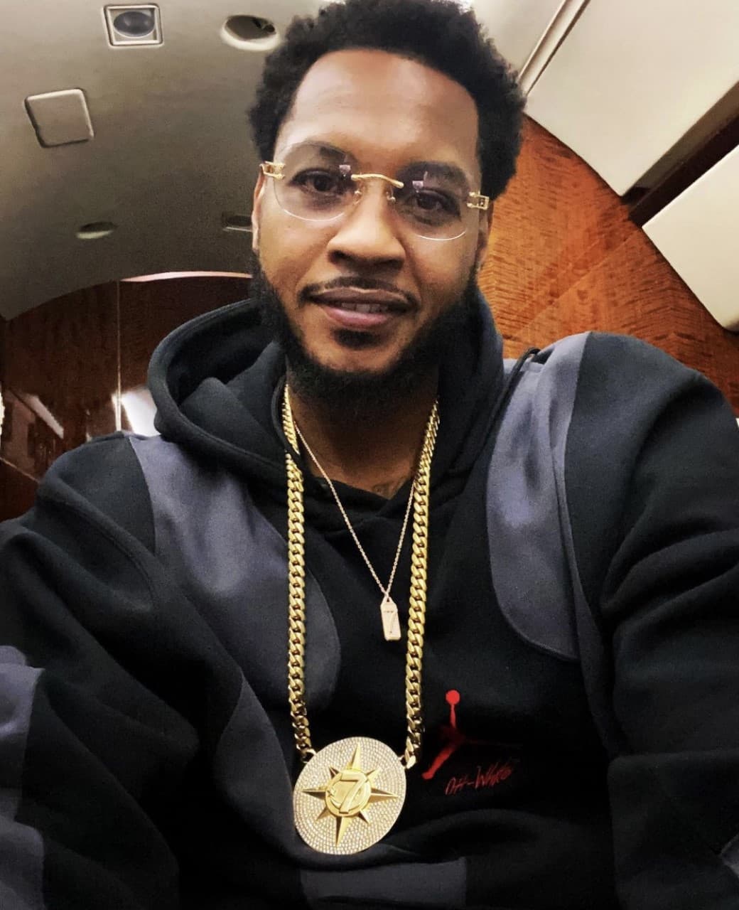 El reconocido basquetbolista, Carmelo Anthony, suele presumir sus lujosos asrtículos, que van desde relojes a unas inmensas cadenas repletas de diamantes.