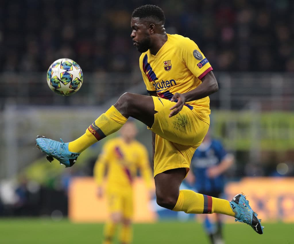 Samuel Umtiti demuestra su técnica al recibir un balón por el aire, y bajarlo al puro estilo de Messi.
