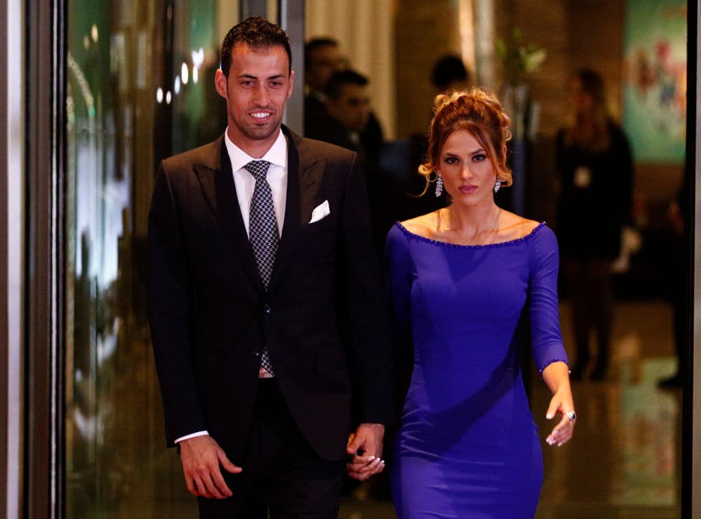 Sergio Busquets completaría el medio campo. Aquí junto a su esposa.