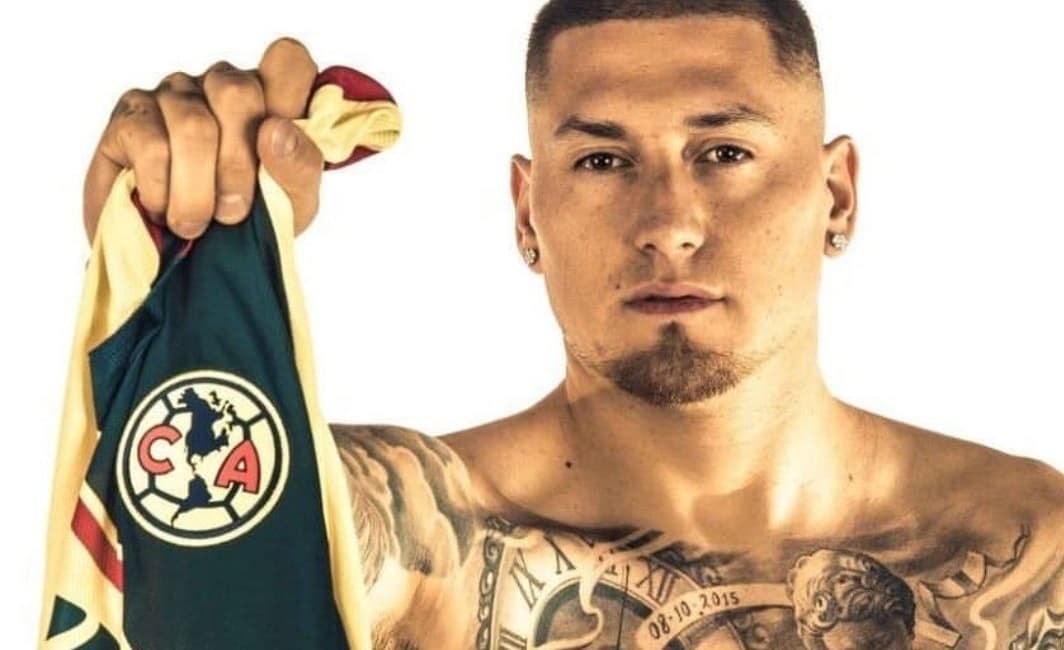 Nico Castillo del América cuenta con varios tatuajes impresionantes en el pecho, brazos y en la pierna se tatuó un Guasón.
