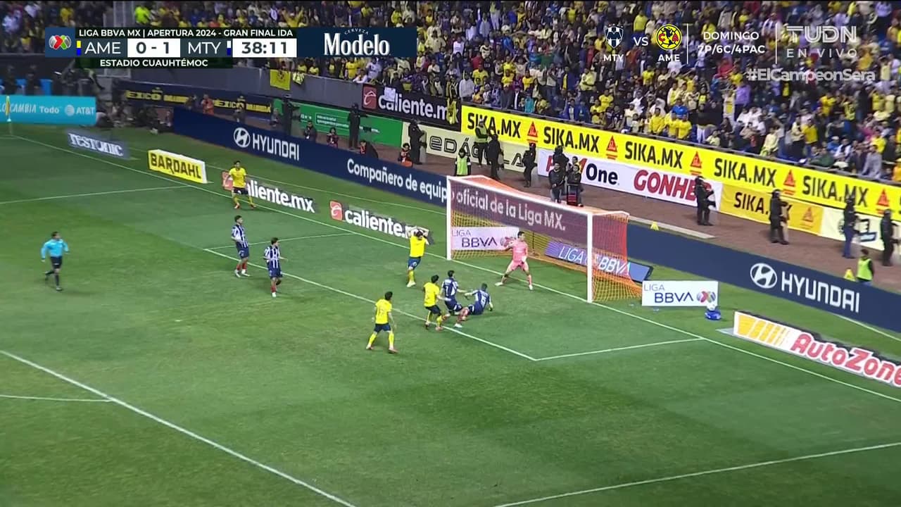 ¡TIRO ATAJADO! disparo por Álex Zendejas.