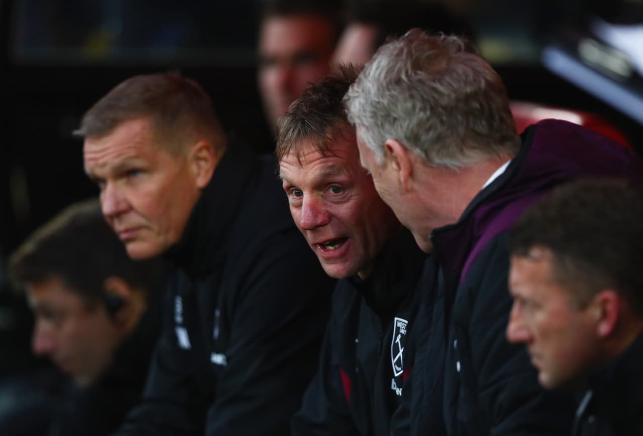 Moyes empezó en el banquillo la evaluación junto a su cuerpo técnico, pero no parece encontrar fórmulas.