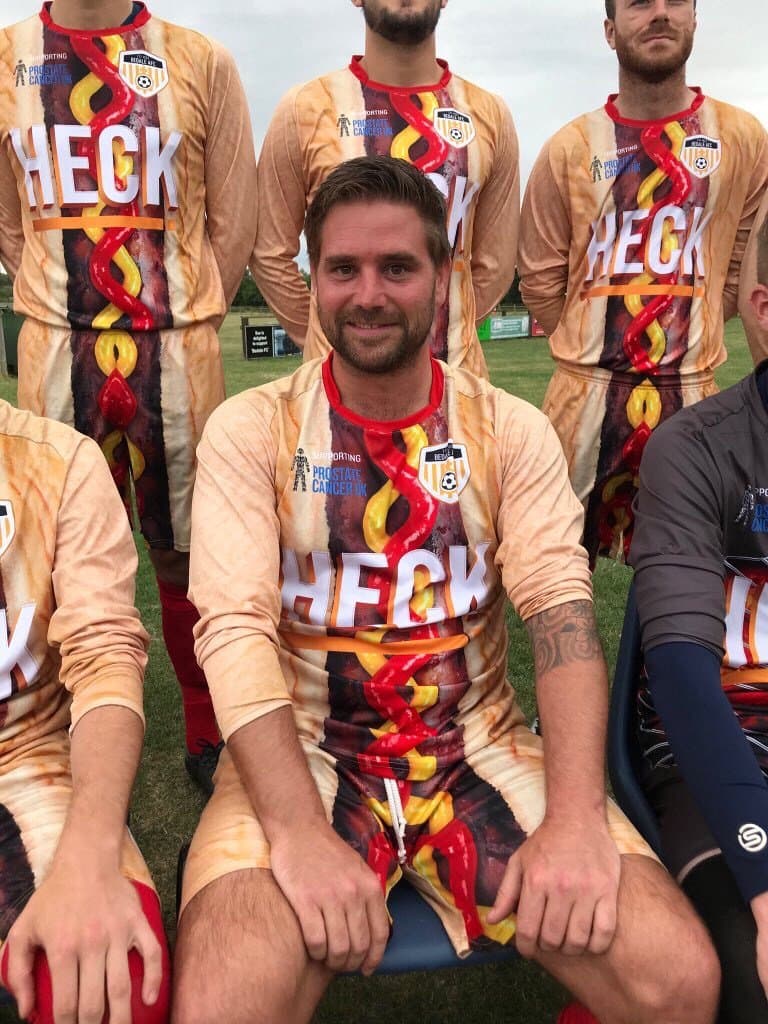 La playera del modesto club también apoya la lucha contra en cáncer de próstata en Inglaterra.