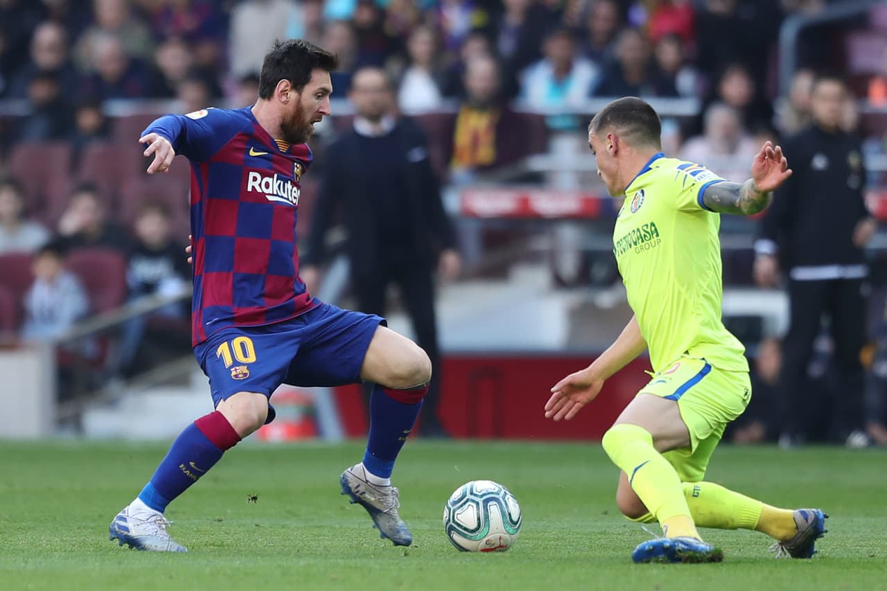 <b>¡A lo Messi!</b>
<br>- "Hizo la típica finta suya que sabes que va a la izquierda, me la hace, caigo al suelo y termina haciendo el gol", declaró.
<br>- Así como vemos a Messi en esta foto, es lo que hizo el '10' la primera vez que le tocó enfrentar al cumpleañero Fàbregas.