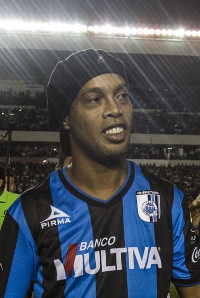 Al medio tiempo del duelo entre Querétaro y Puebla, Ronaldinho fue presentado a la afición de gallos. El brasileño fue vitoreado a pesar de no jugar.