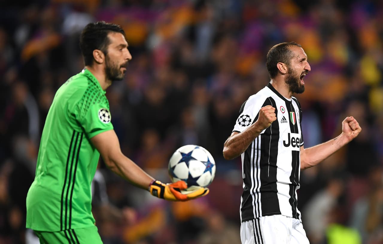 Por generaciones, la escuela italiana basada en el trabajo en equipo ha opuesto resistencia a los sistemas tipo Barcelona basados en el talento individual. (Un 4-3-3 debe convertirse en 4-5-1 para defender; de lo contrario, es presa fácil de un 4-4-2, como la FIFA estableció en su reporte técnico del Mundial 82).