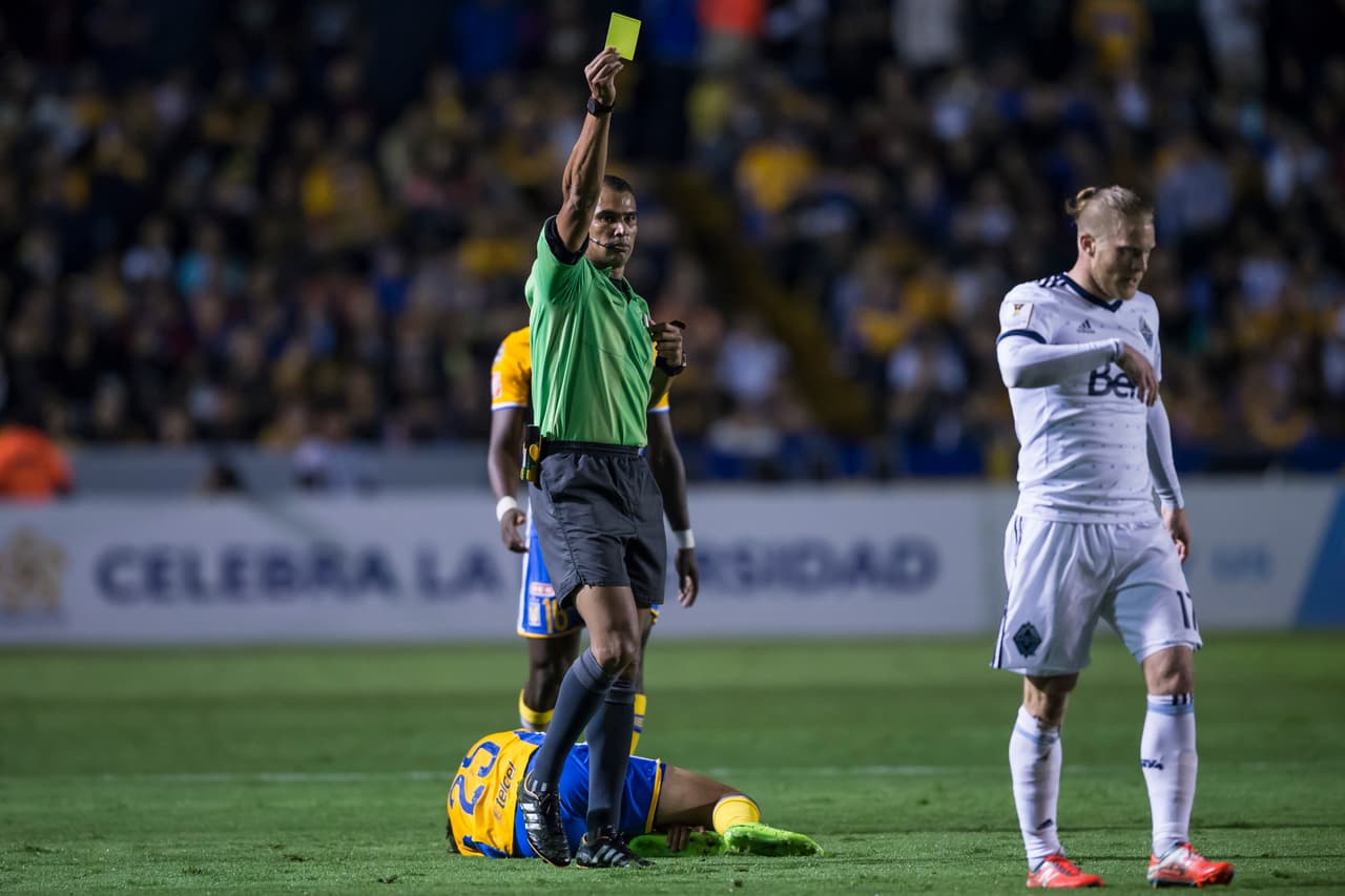 El árbitro Oscar Moncada, de Honduras, amonestó a Marcel de Jong (m.19), Kendal Waston (m.22), Brek Shea (m.60) y Sheanon Williams (m.65), por los Vancouver White caps.