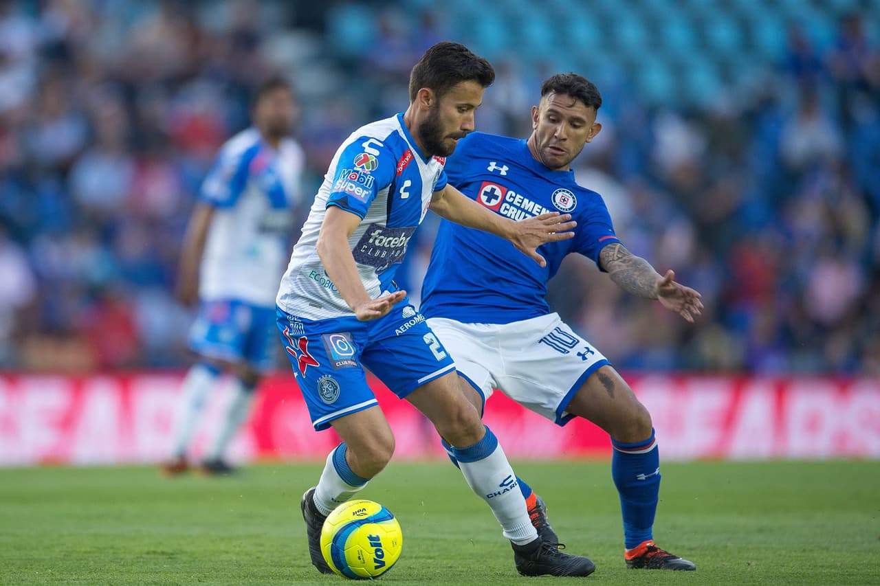 Los primeros minutos fueron cementeros. Cruz Azul salió enchufado en la primera mitad y en los primeros minutos generaron diversas jugadas de peligro.