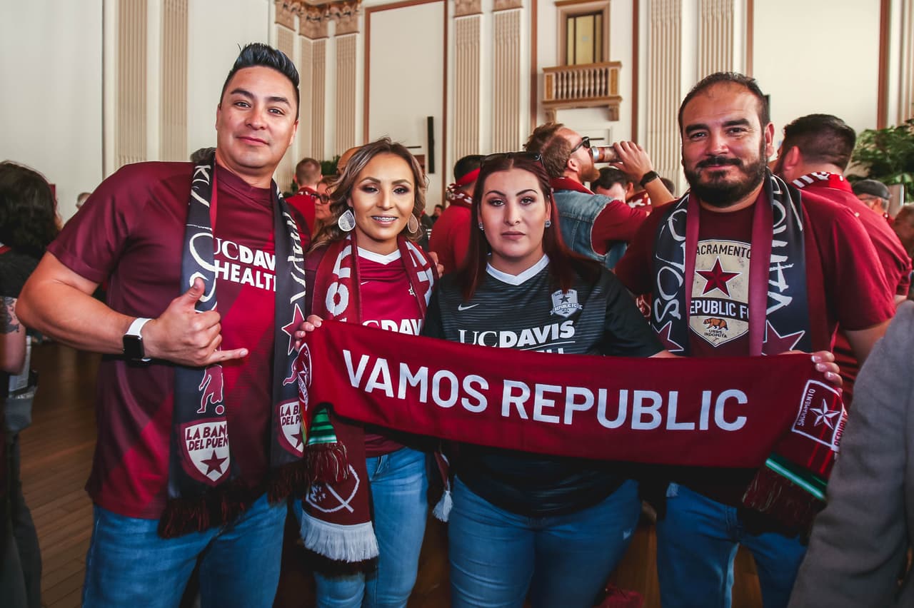 Frecuentemente, Daniel canaliza al luchador ‘El Danna’, un personaje que representa el esfuerzo, el coraje y el corazón que impulsa a los jugadores cuando entran a la cancha. Él y ‘la Banda’ frecuentemente cantan y bailan en las tribunas del estadio.