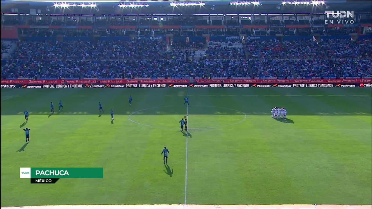 Arranca el partido y la pelota está en juego.
