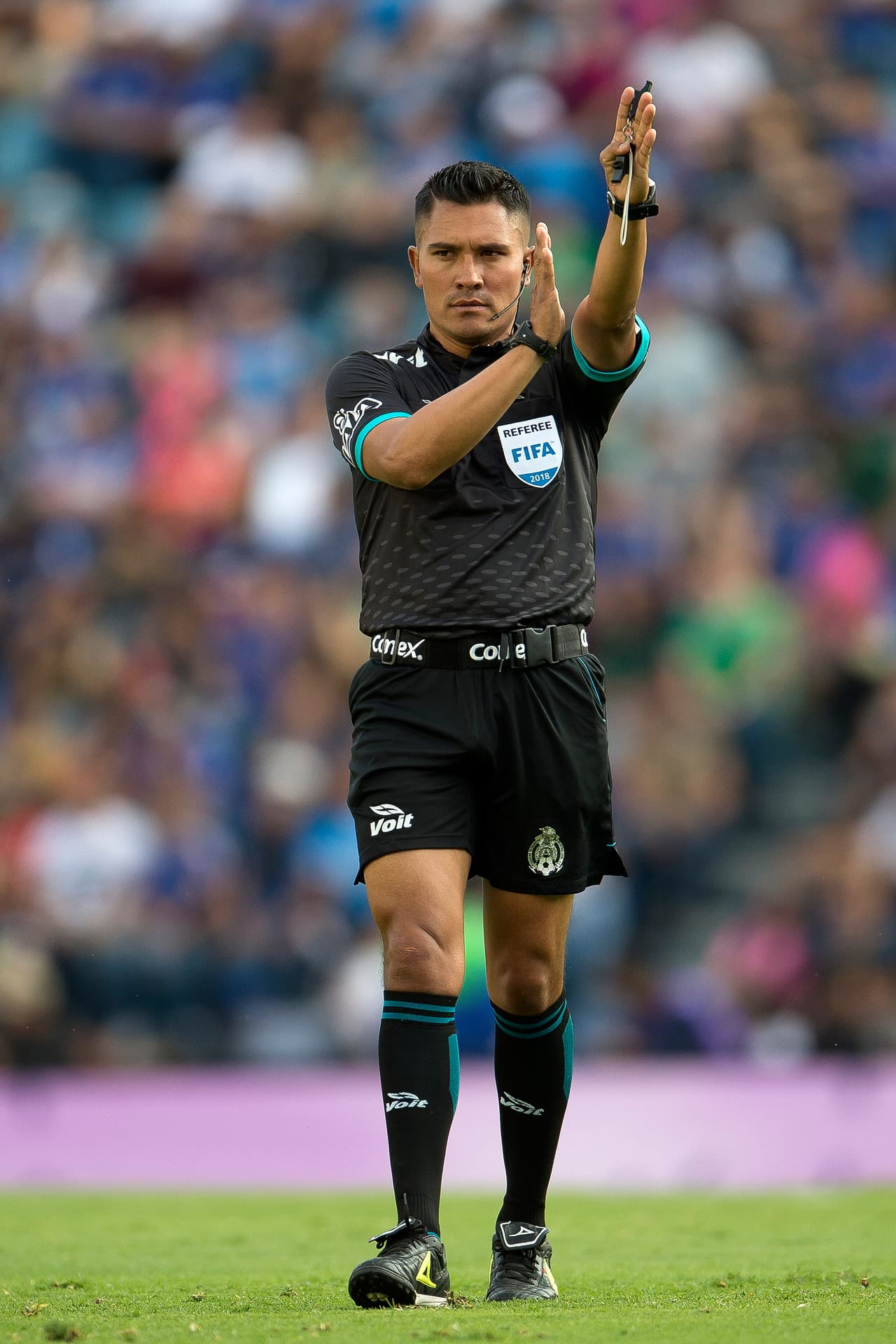 Fernando Guerrero fue el árbitro central del encuentro. Además de marcar un penal en favor de Pumas, requirió un par de tarjetas amarillas para controlar las acciones.