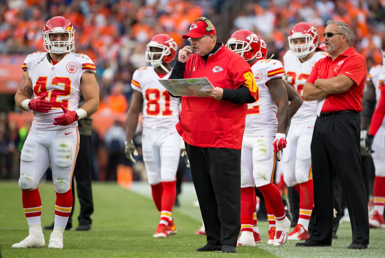 Los Kansas City Chiefs demuestran claramente la habilidad del coach Andy Reid para hacer ajustes cuando el equipo entraba en una supuesta crisis. La lesión del corredor Jamaal Charles presagiaba un desastre. Charles era el 80 por ciento de los Chiefs. Su ausencia tuvo otro efecto. El equipo dejó de ser dependiente de un jugador, eso es responsabilidad y mérito del coach (que le enseñé a Jason Garrett).