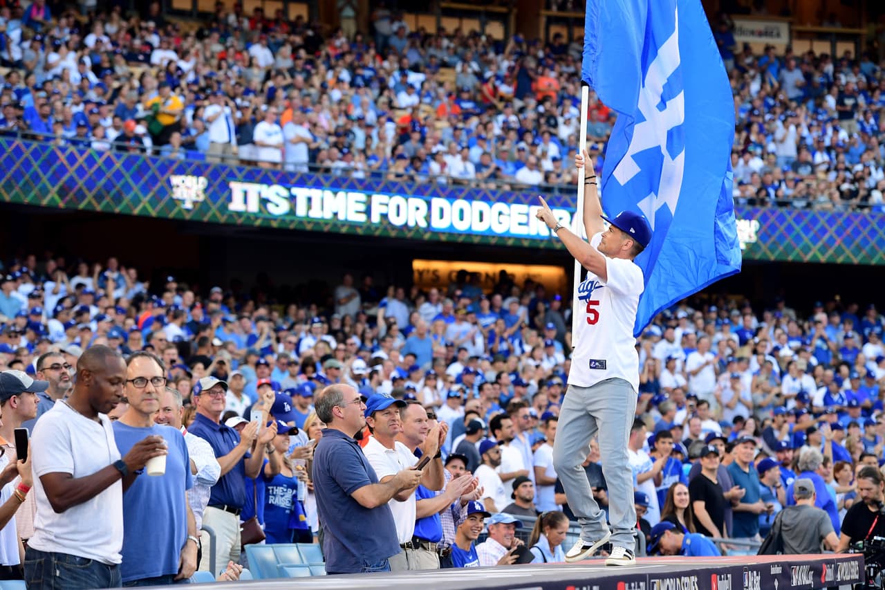 Rob Lowe, amigo de Eugenio Derbez en el filme 'Cómo ser un Latinlover', fue el otro comediante que decidió hacer parte de la gran fiesta en las tribunas.