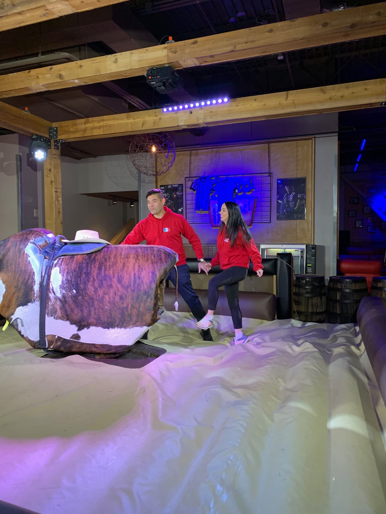 Los participantes de la emocionante Carrera de la Copa Oro de Univision Deportes visitaron Denver y aprovecharon para conocer el estadio de los Broncos, así como un bar de rodeo para pasar un buen rato.