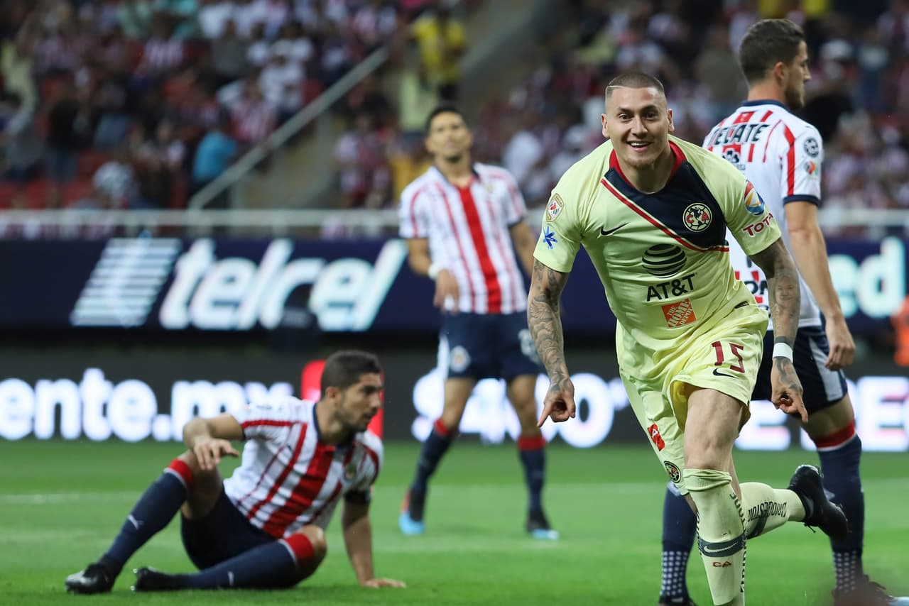 Apenas a los tres minutos de juego el chileno Nico Castillo conectó de cabeza hacia la red para el 1-0 del América.