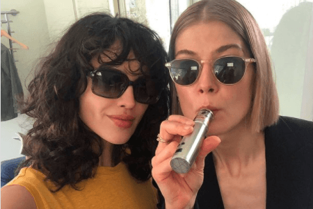 Su primer filme con Netflix fue ‘I Care a Lot’ al lado de Rosamund Pike, quien se llevó un Golden Globe por su actuación.