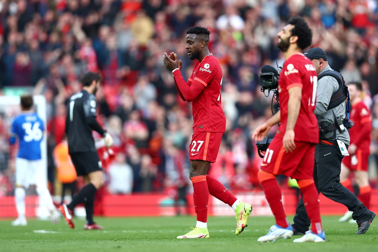 Liverpool derrotó al Everton gracias a los goles de Andrew Robertson y Divock Origi.