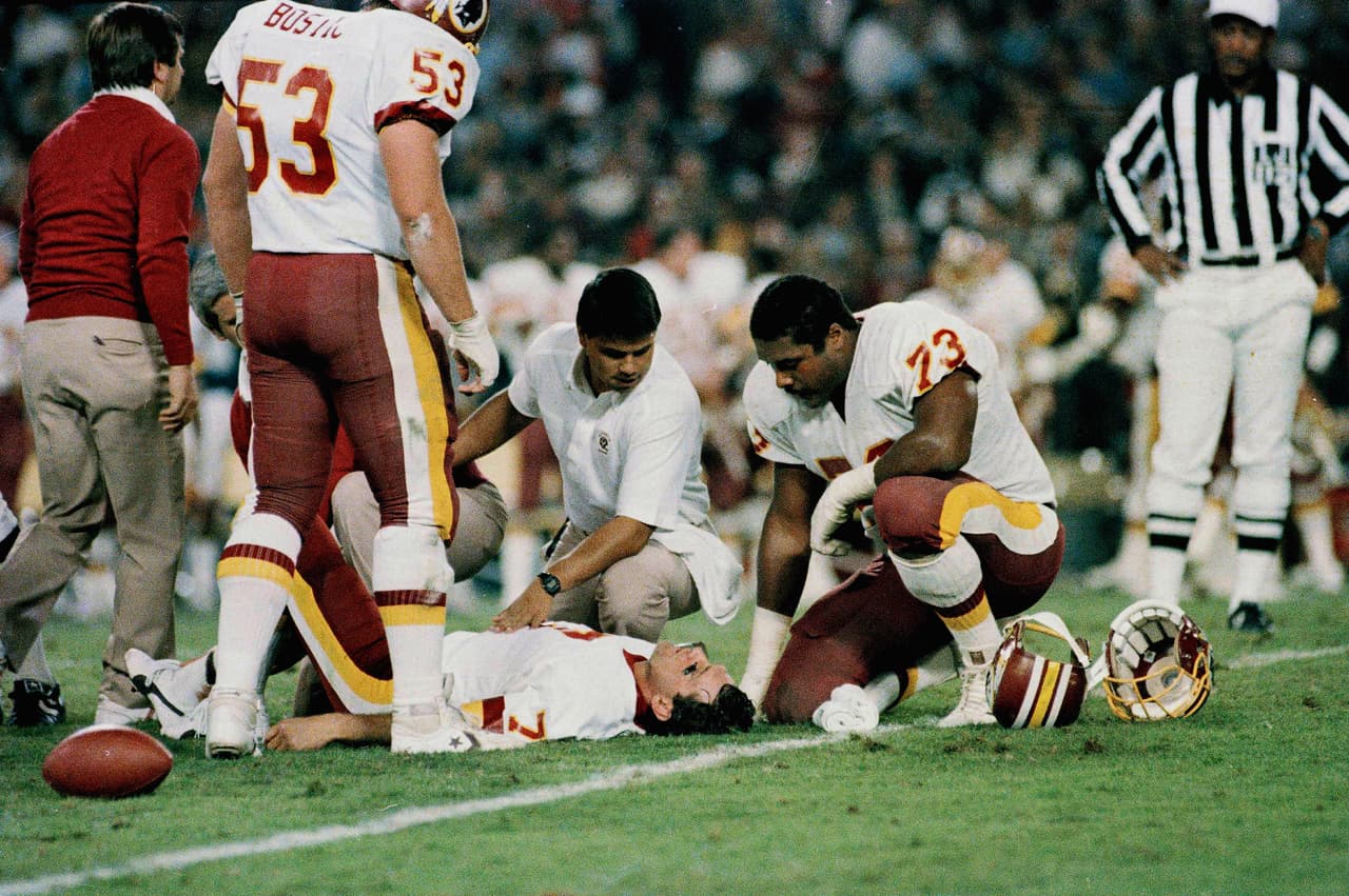 El
<b>18 de noviembre de 1985 </b>la carrera de
<b> Joe Theismann </b>llegó a su fin cuando jugando para los Washington Redskins ante los New York Giants al ser golpeado por Lawrence Taylor y Harry Carson.