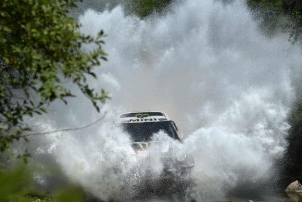 Los autos completaron hoy 260 kilómetros de especial en un trazado menos complicado y sin tanta navegación que este jueves en la quinta etapa, plagada de incidencias y penalizaciones.